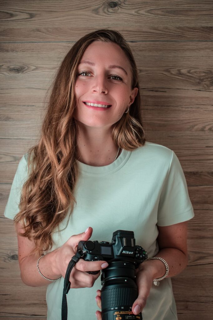 Inna Schmidt, Fotografin fuer Unternehmens- und Industriefotografie in der Region Stuttgart, mit Kamera in der Hand